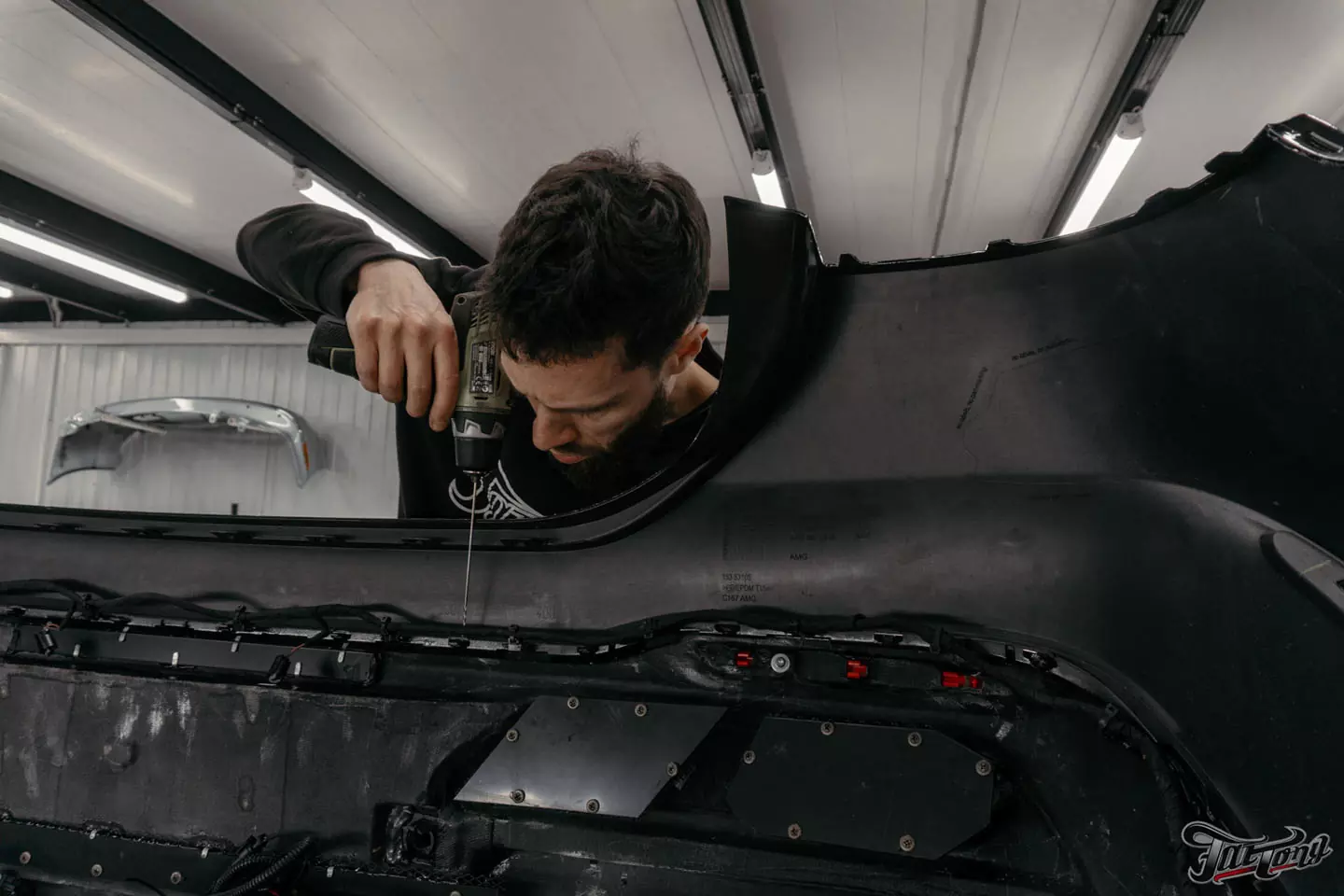 Выкинули BURMESTER 3D из нового Mercedes GLE 63S и установили новую акустическую систему. Выполнили комплексную шумоизоляцию, построили выхлопную систему, установили обвес Larte, оклеили полиуретаном